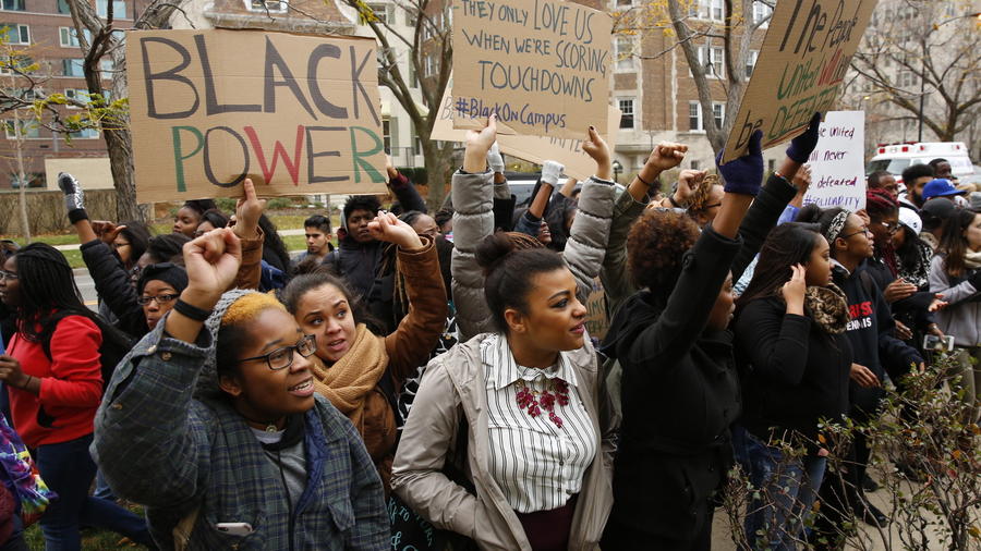 Photo source: Chris Walker/Chicago Tribune. Photo url: http://www.chicagotribune.com/news/local/breaking/ct-loyola-students-solidarity-protest-met-20151112-story.html